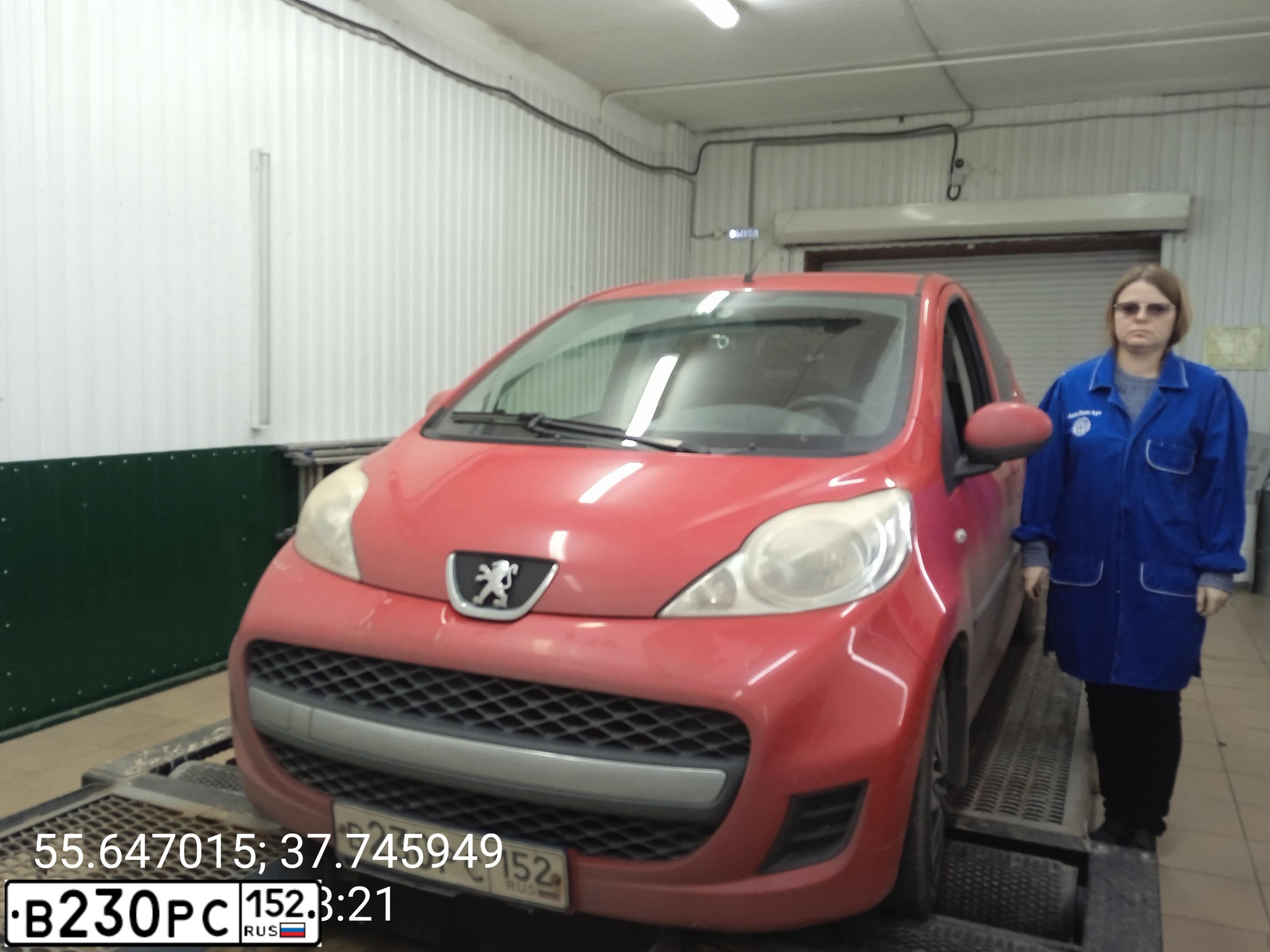 Фото автомобиля PEUGEOT 107, 2010 — госномер Е526АЕ250. Цвет: Красный
