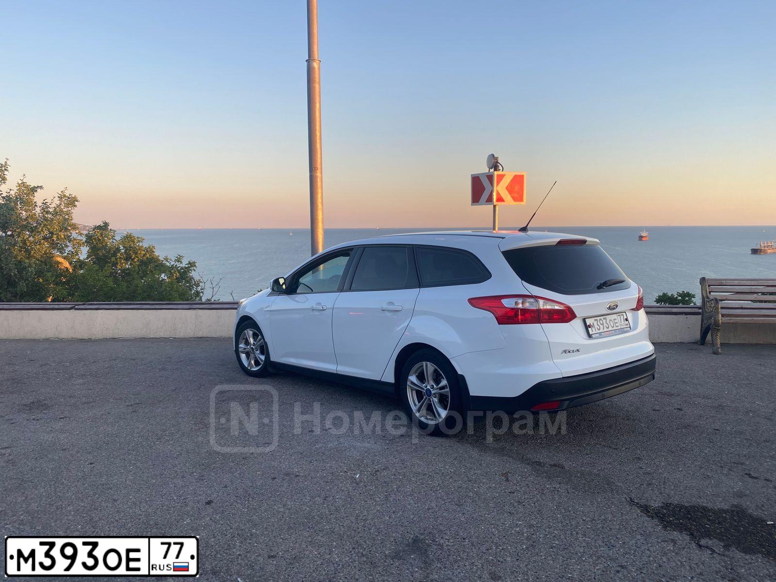Фото автомобиля FORD D FOCUS, 2013 — госномер М393ОЕ77. Цвет: Белый
