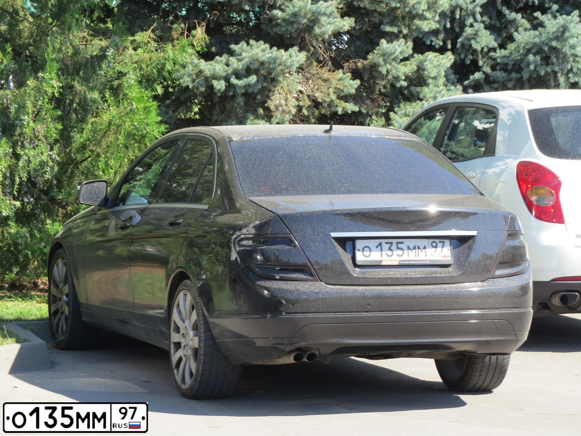 Фото автомобиля MERCEDES C-KLASSE, 2008 — госномер О135ММ97. Цвет: ЧЕРНЫЙ