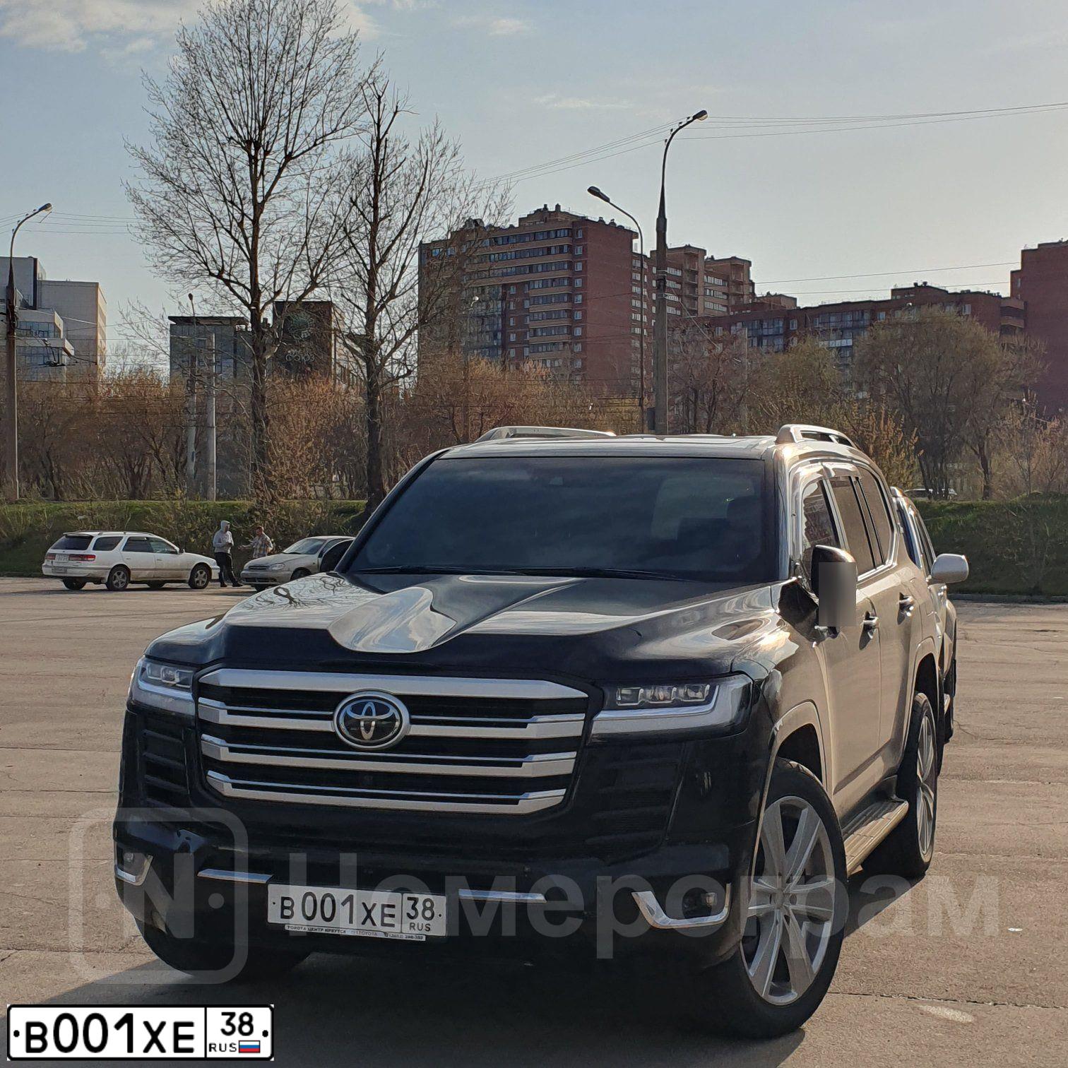 Фото автомобиля TOYOTA CAMRY, 2020 — госномер Н131КО138. Цвет: Белый