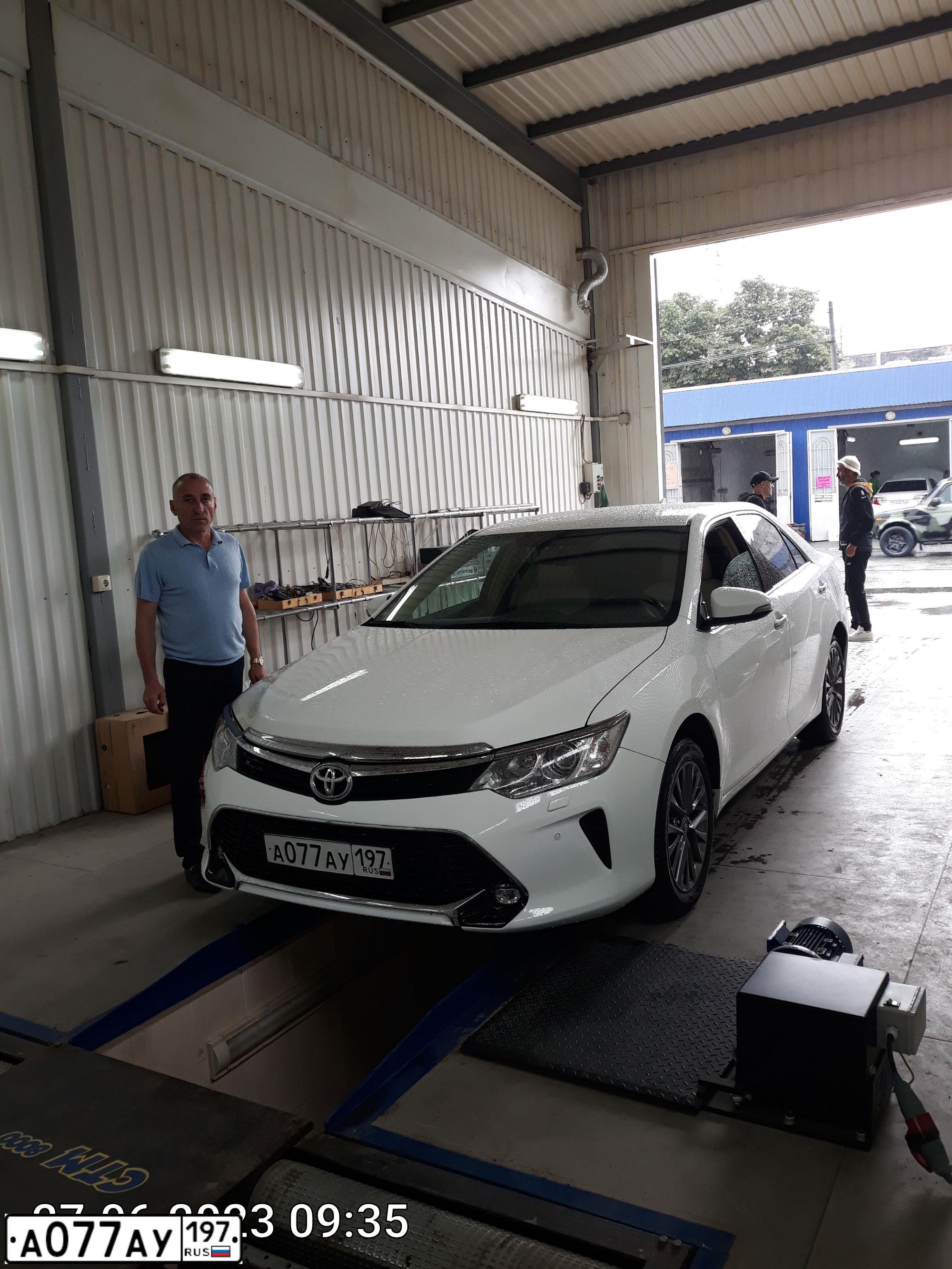 Фото автомобиля TOYOTA CAMRY, 2016 — госномер А240ОТ126. Цвет: Белый