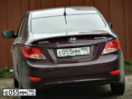 Фото автомобиля HYUNDAI SOLARIS, 2012 — госномер Е055ММ190. Цвет: ФИОЛЕТОВЫЙ