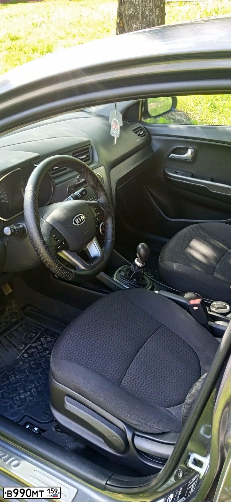 Фото автомобиля KIA RIO, 2012 — госномер В990МТ159. Цвет: СЕРЫЙ