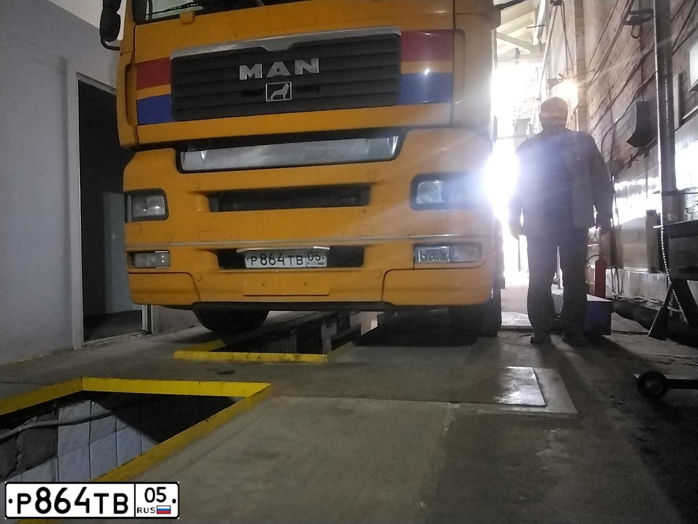 Фото автомобиля MAN TGA 18.XXX /4X2/, 2012 — госномер Р864ТВ05. Цвет: ЖЕЛТЫЙ