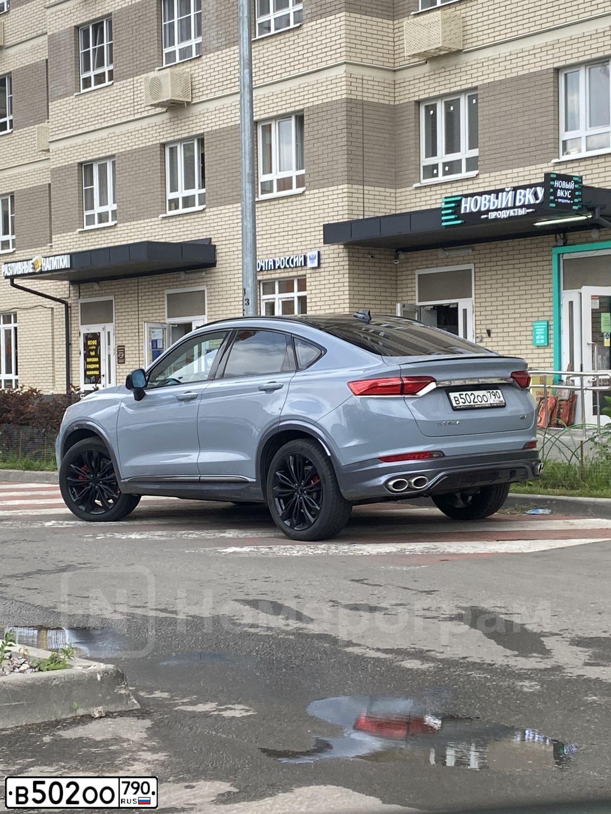 Фото автомобиля GEELY TUGELLA, 2022 — госномер В502ОО790. Цвет: СЕРЫЙ
