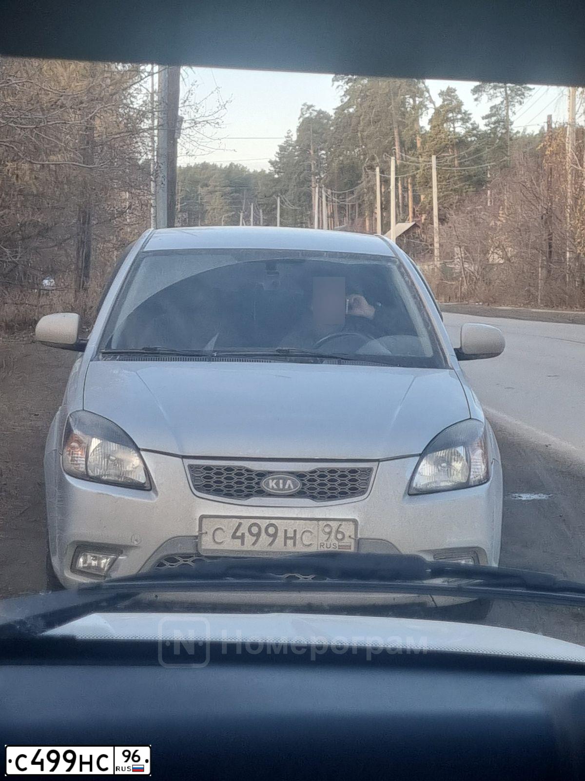 Фото автомобиля KIA RIO, 2010 — госномер С499НС96. Цвет: СВЕТЛО-СЕРЫЙ