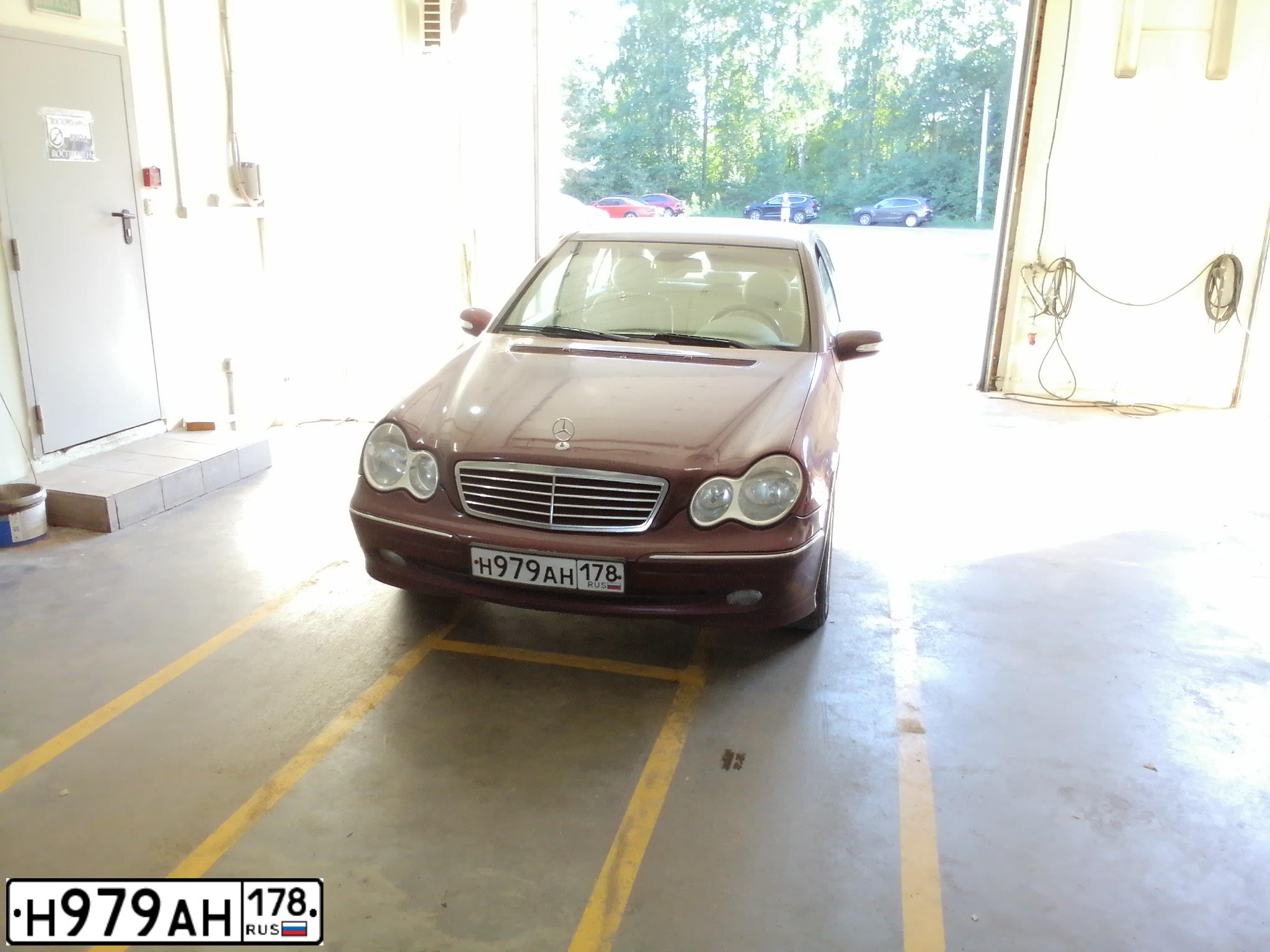 Фото автомобиля MERCEDES C-KLASSE, 2006 — госномер М797АЕ98. Цвет: ВИШНЕВЫЙ