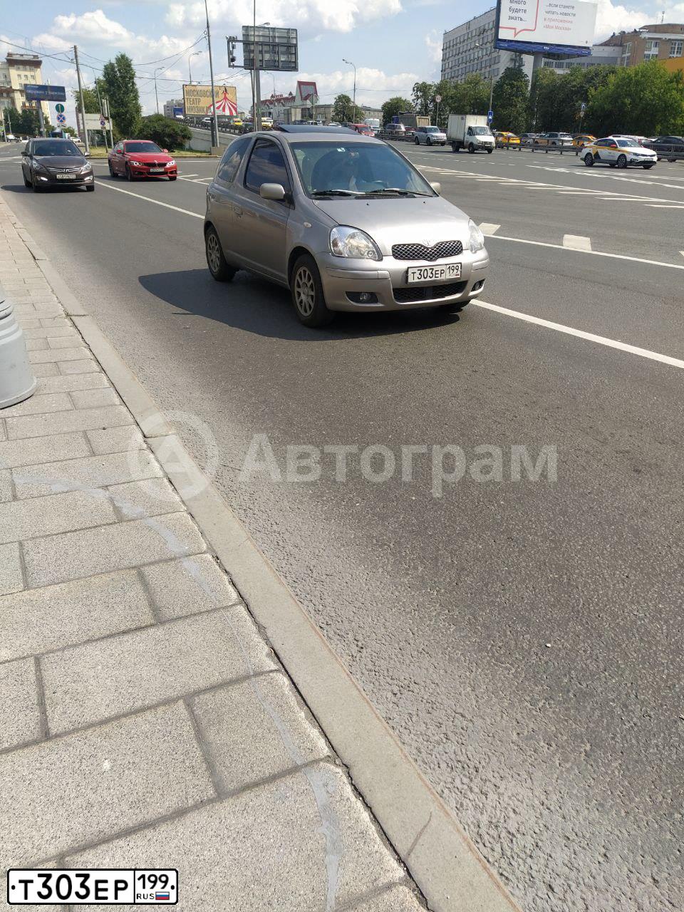 Фото автомобиля TOYOTA YARIS, 2003 — госномер Т303ЕР199. Цвет: СЕРЫЙ