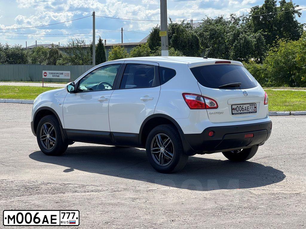 Фото автомобиля NISSAN QASHQAI, 2013 — госномер М006АЕ777. Цвет: Белый