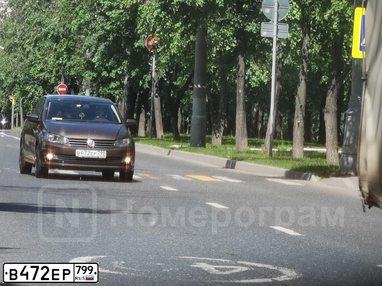Фото автомобиля VOLKSWAGEN POLO, 2017 — госномер Т180ВМ550. Цвет: Коричневый