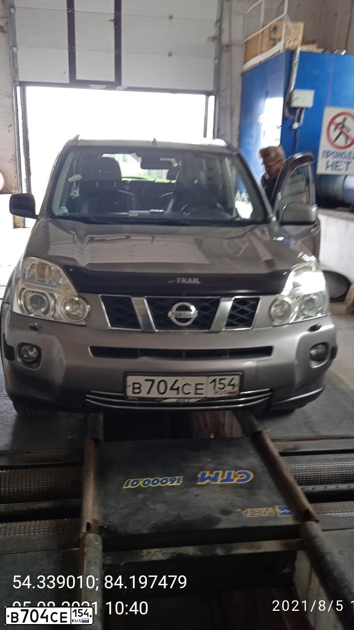 Фото автомобиля NISSAN X-TRAIL, 2008 — госномер С704СЕ154. Цвет: СЕРЫЙ