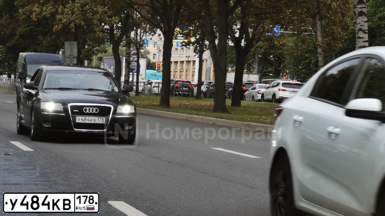 Фото автомобиля AUDI A8, 2009 — госномер У484КВ178. Цвет: ЧЕРНЫЙ