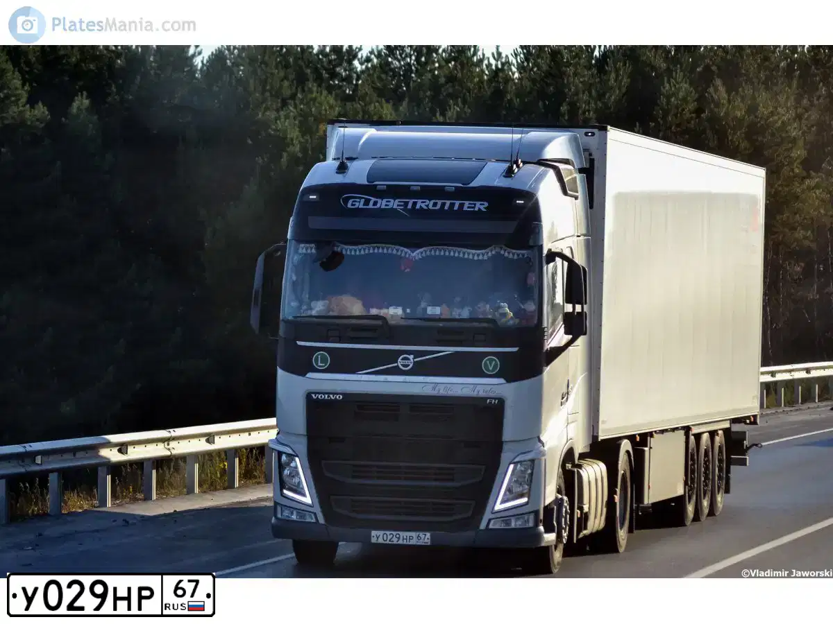 Фото автомобиля VOLVO SERIE FH /4X2/, 2014 — госномер К138ЕН95. Цвет: Белый