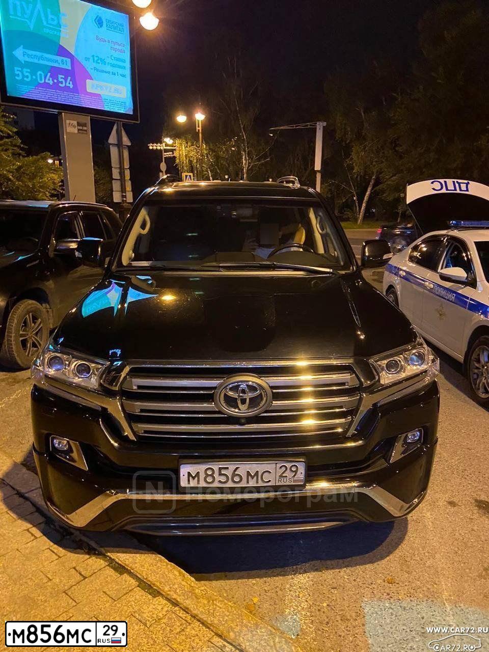 Фото автомобиля TOYOTA LANDCRUISER 200, 2015 — госномер М856МС29. Цвет: ЧЕРНЫЙ