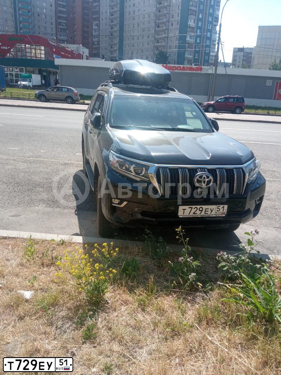 Фото автомобиля TOYOTA LANDCRUISER, 2017 — госномер Т729ЕУ51. Цвет: ЧЕРНЫЙ