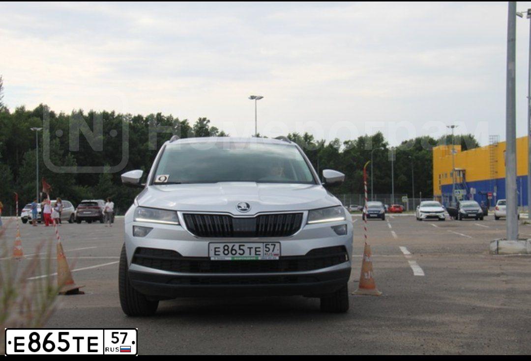 Фото автомобиля SKODA KAROQ, 2020 — госномер Е865ТЕ57. Цвет: СЕРЫЙ