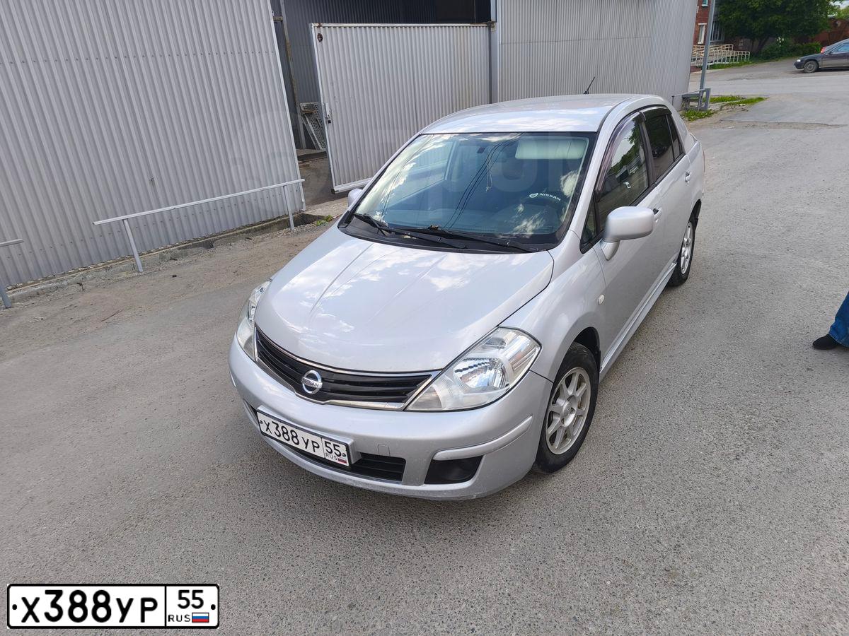 Фото автомобиля NISSAN TIIDA, 2012 — госномер Х388УР55. Цвет: СЕРЕБРИСТЫЙ