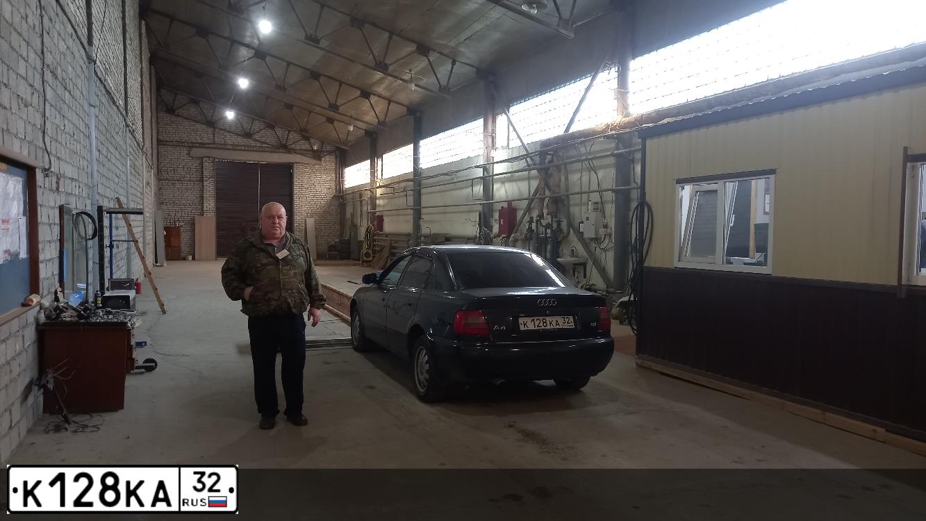 Фото автомобиля AUDI A4, 1998 — госномер К128КА32. Цвет: ЧЕРНО-СЕРЫЙ