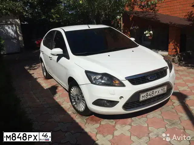 Фото автомобиля FORD FOCUS, 2010 — госномер М848РХ46. Цвет: Белый