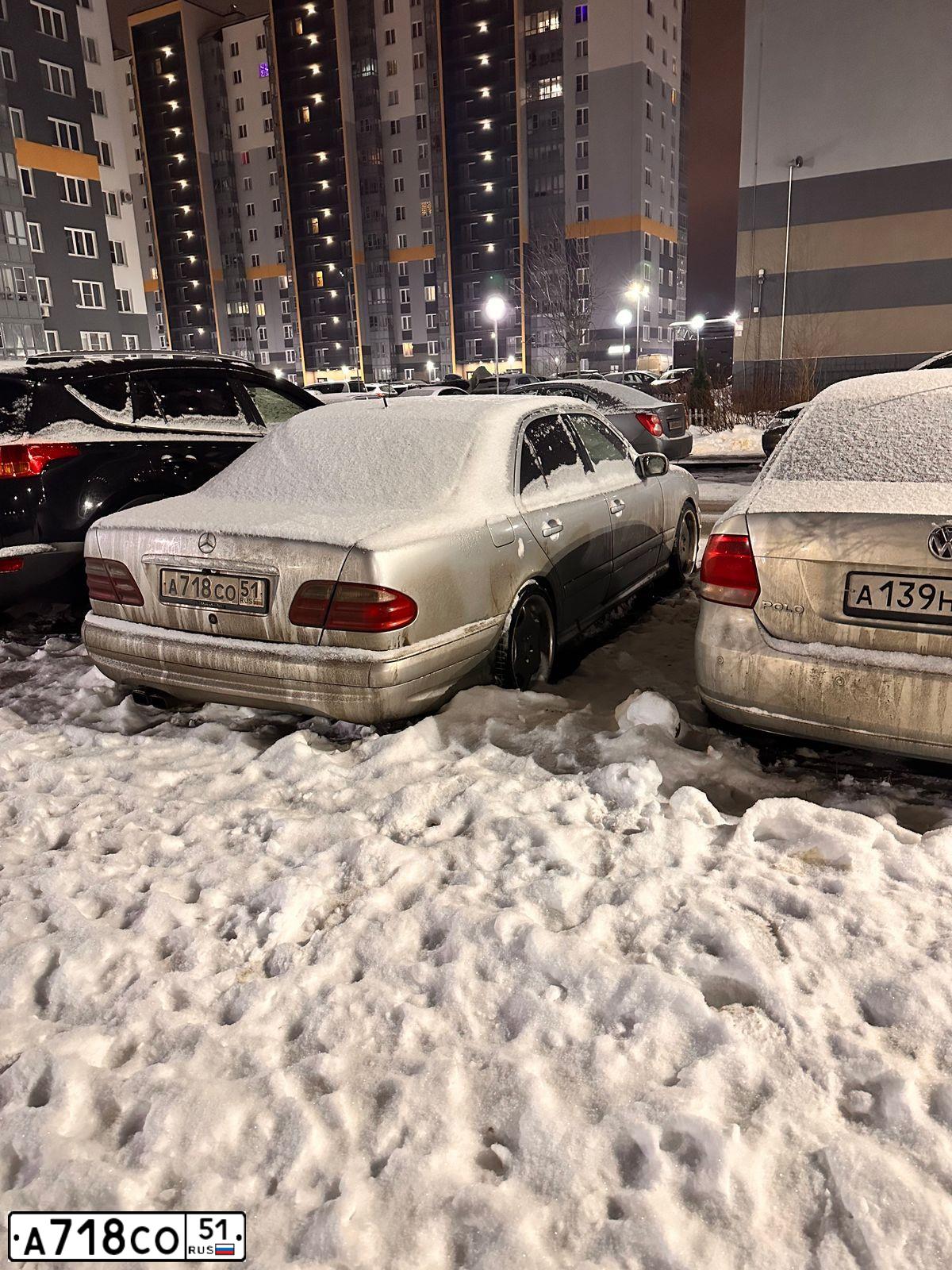 Фото автомобиля MERCEDES E-KLASSE, 1999 — госномер А718СО51. Цвет: Серебристый