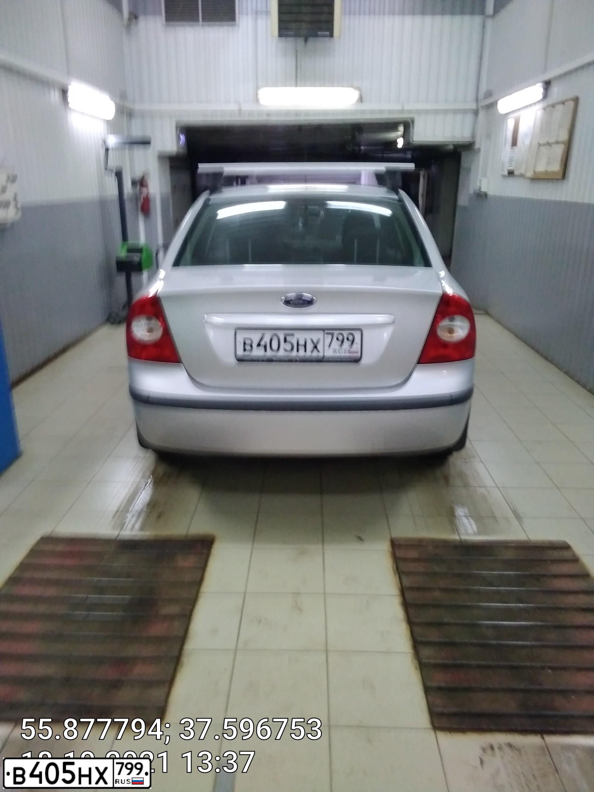 Фото автомобиля FORD FOCUS, 2008 — госномер В405НХ799. Цвет: СЕРЕБРИСТЫЙ