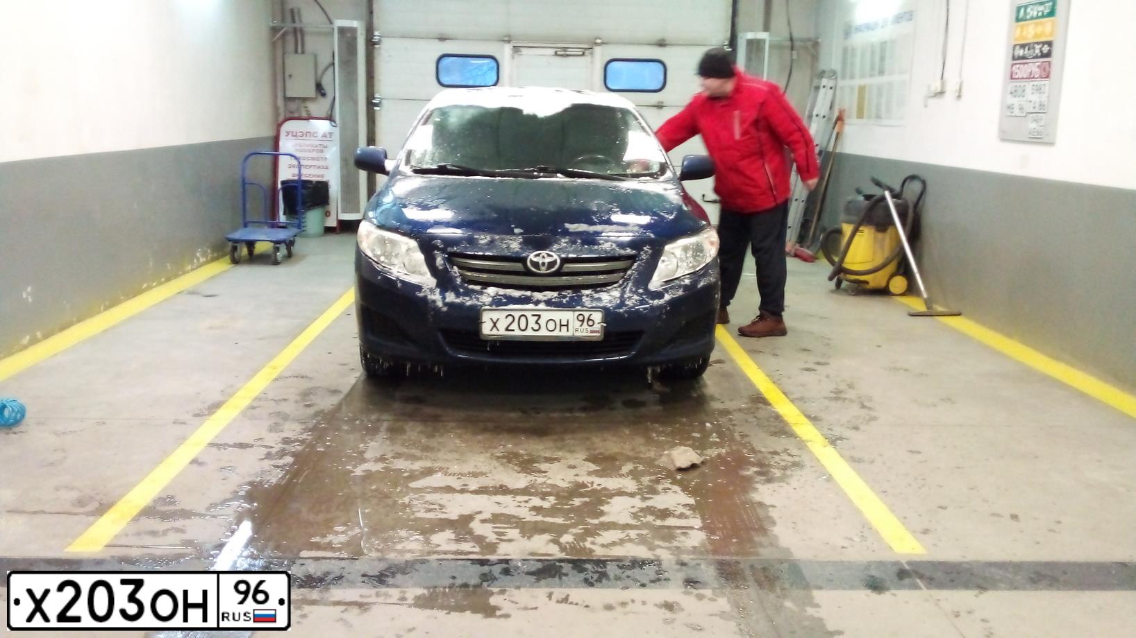 Фото автомобиля TOYOTA COROLLA, 2008 — госномер Х203ОН96. Цвет: ТЕМНО-СИНИЙ