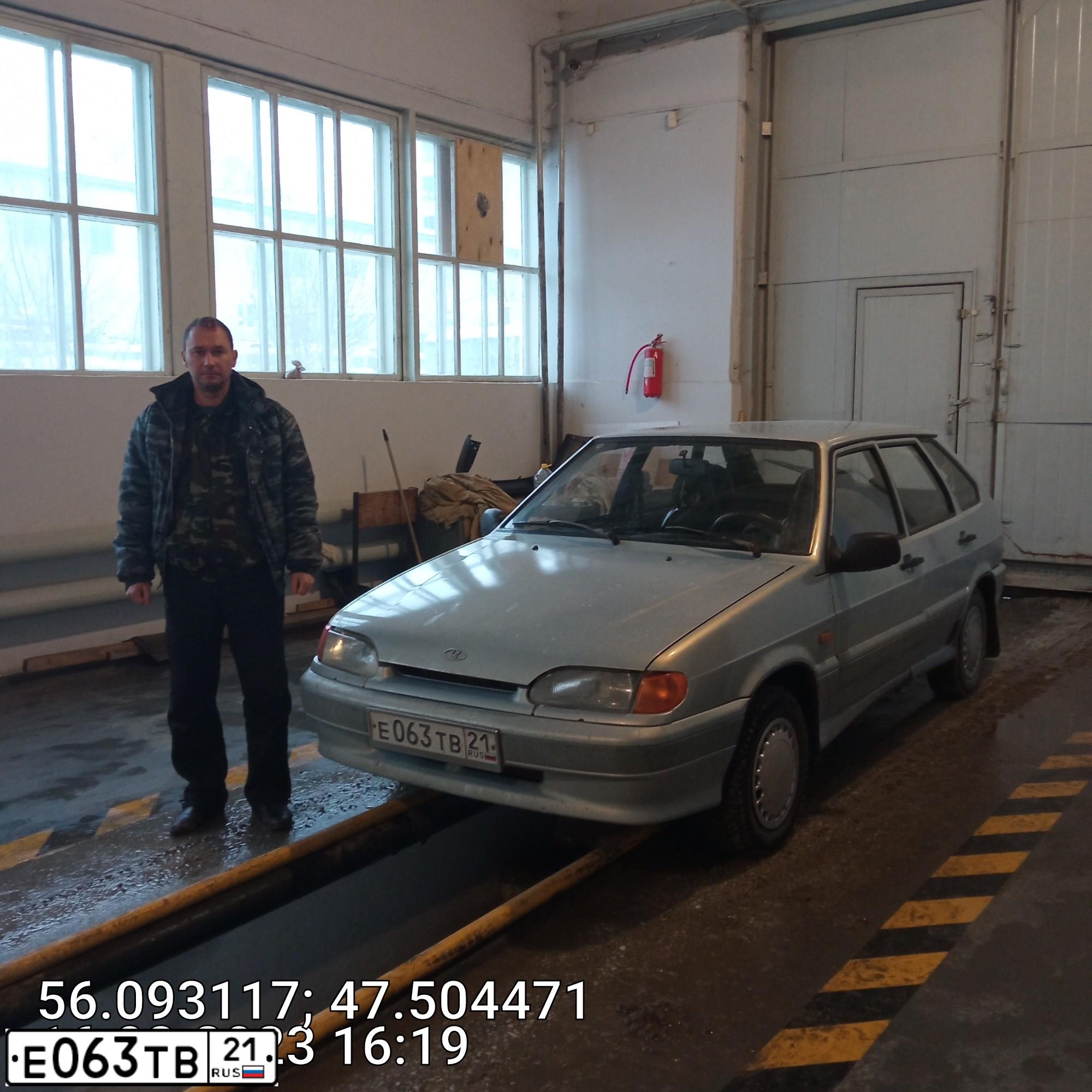 Фото автомобиля LADA 2114 SAMARA, 2005 — госномер Е063ТВ21. Цвет: Серебристо-Желто-Голубой