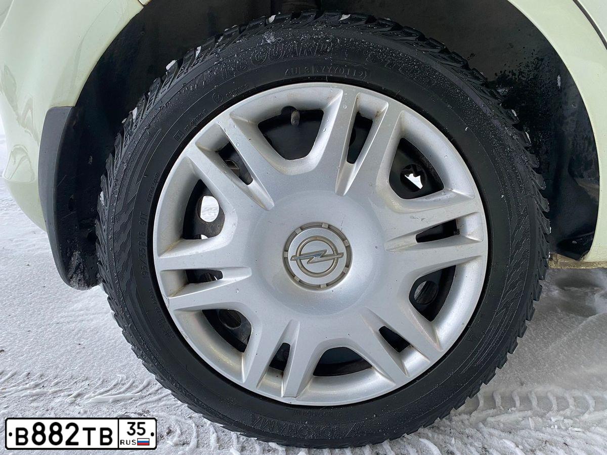 Фото автомобиля OPEL CORSA, 2011 — госномер М630АЕ35. Цвет: Белый
