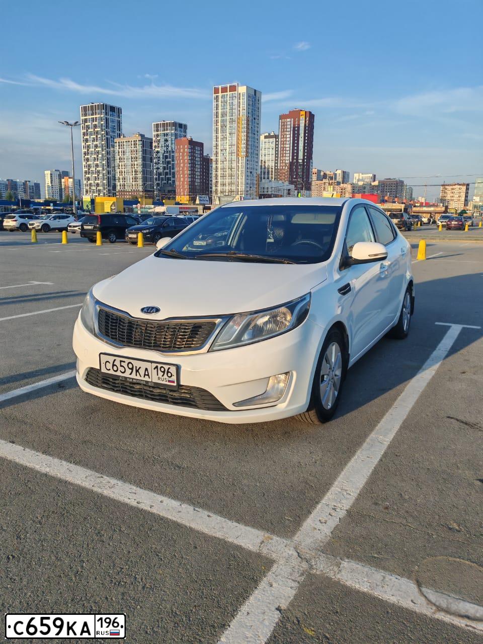 Фото автомобиля KIA RIO, 2012 — госномер С659КА196. Цвет: Белый