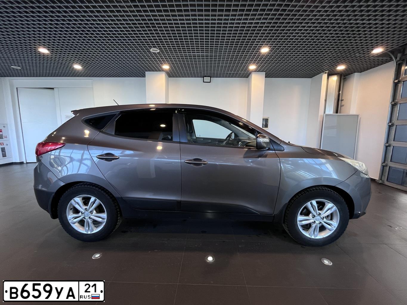 Фото автомобиля HYUNDAI IX35, 2013 — госномер В659УА21. Цвет: КОРИЧНЕВЫЙ