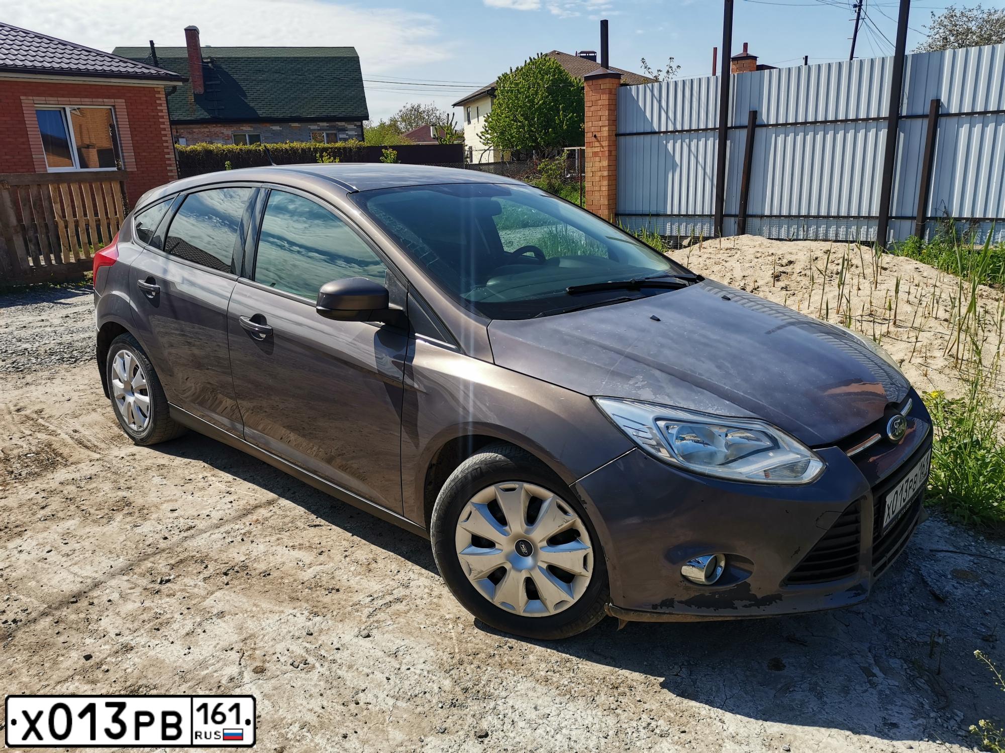 Фото автомобиля FORD FOCUS, 2013 — госномер Х013РВ161. Цвет: СЕРО-КОРИЧНЕВЫЙ