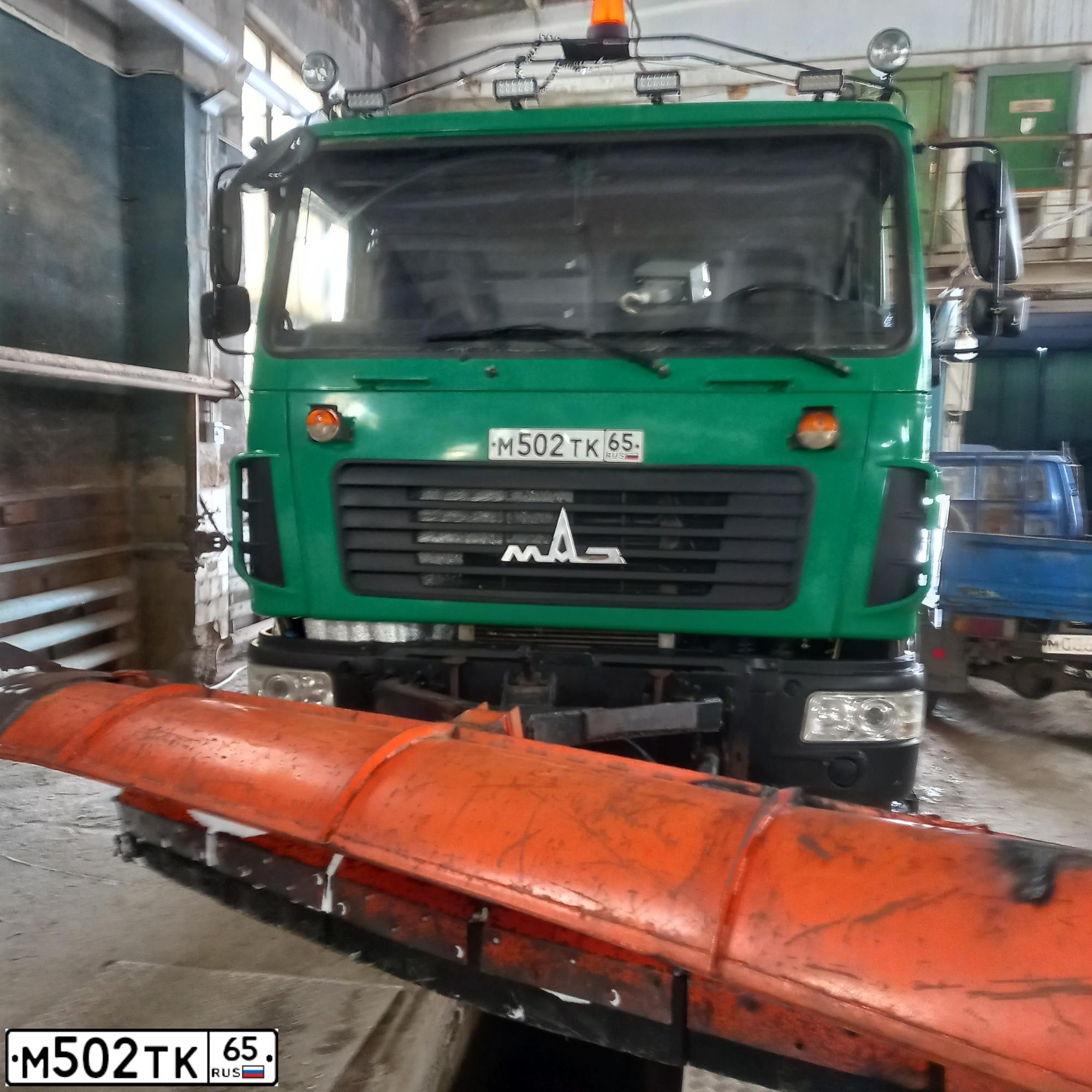Фото автомобиля MAZ 5340 /4X2/, 2015 — госномер М502ТК65. Цвет: ОРАНЖЕВЫЙ