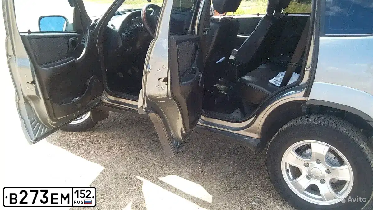 Фото автомобиля CHEVROLET NIVA, 2010 — госномер В273ЕМ152. Цвет: Темно-серый металлик