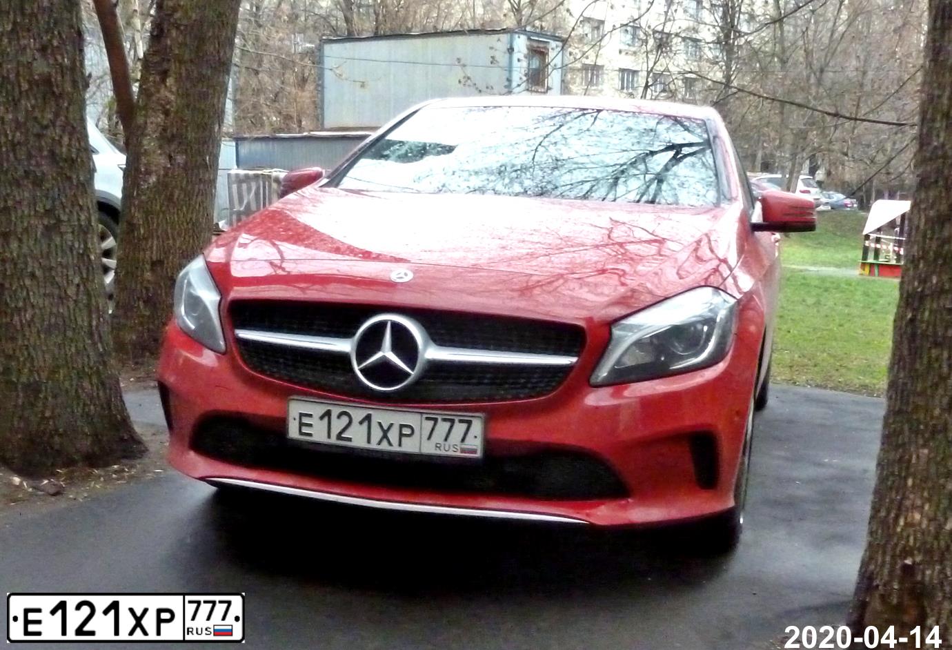 Фото автомобиля MERCEDES A-KLASSE, 2017 — госномер Е121ХР777. Цвет: КРАСНЫЙ