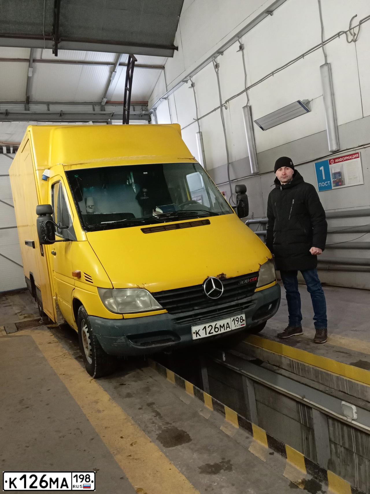 Фото автомобиля MERCEDES SPRINTER, 2002 — госномер Р155КВ47. Цвет: ЖЕЛТЫЙ