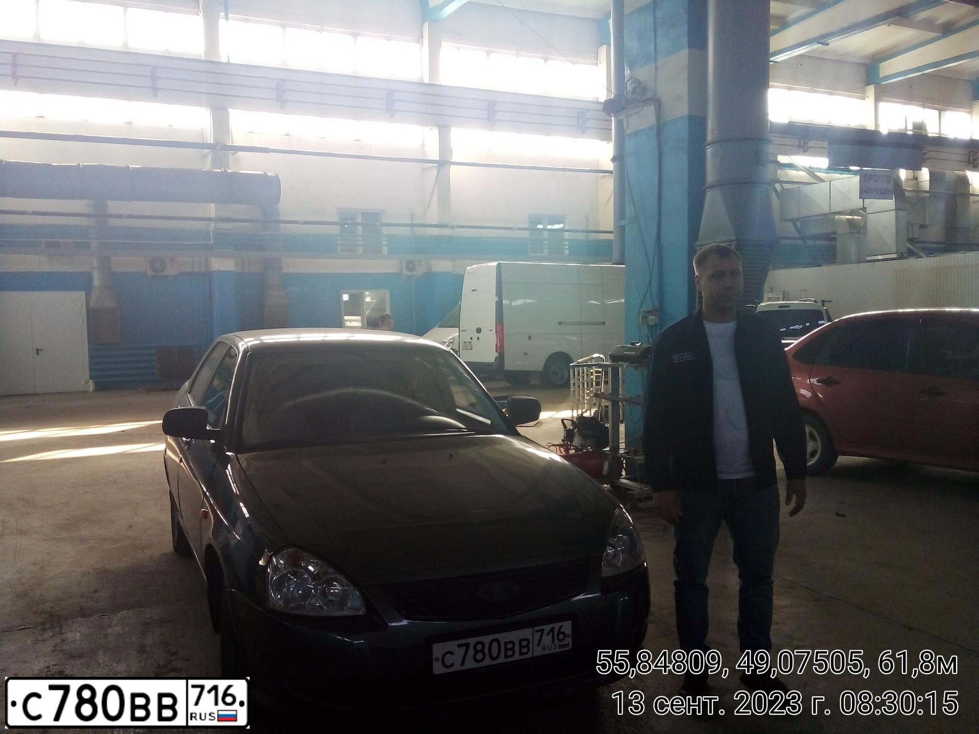 Фото автомобиля LADA 2172 PRIORA, 2010 — госномер Е930ХН18. Цвет: Серо-сине-зеленый