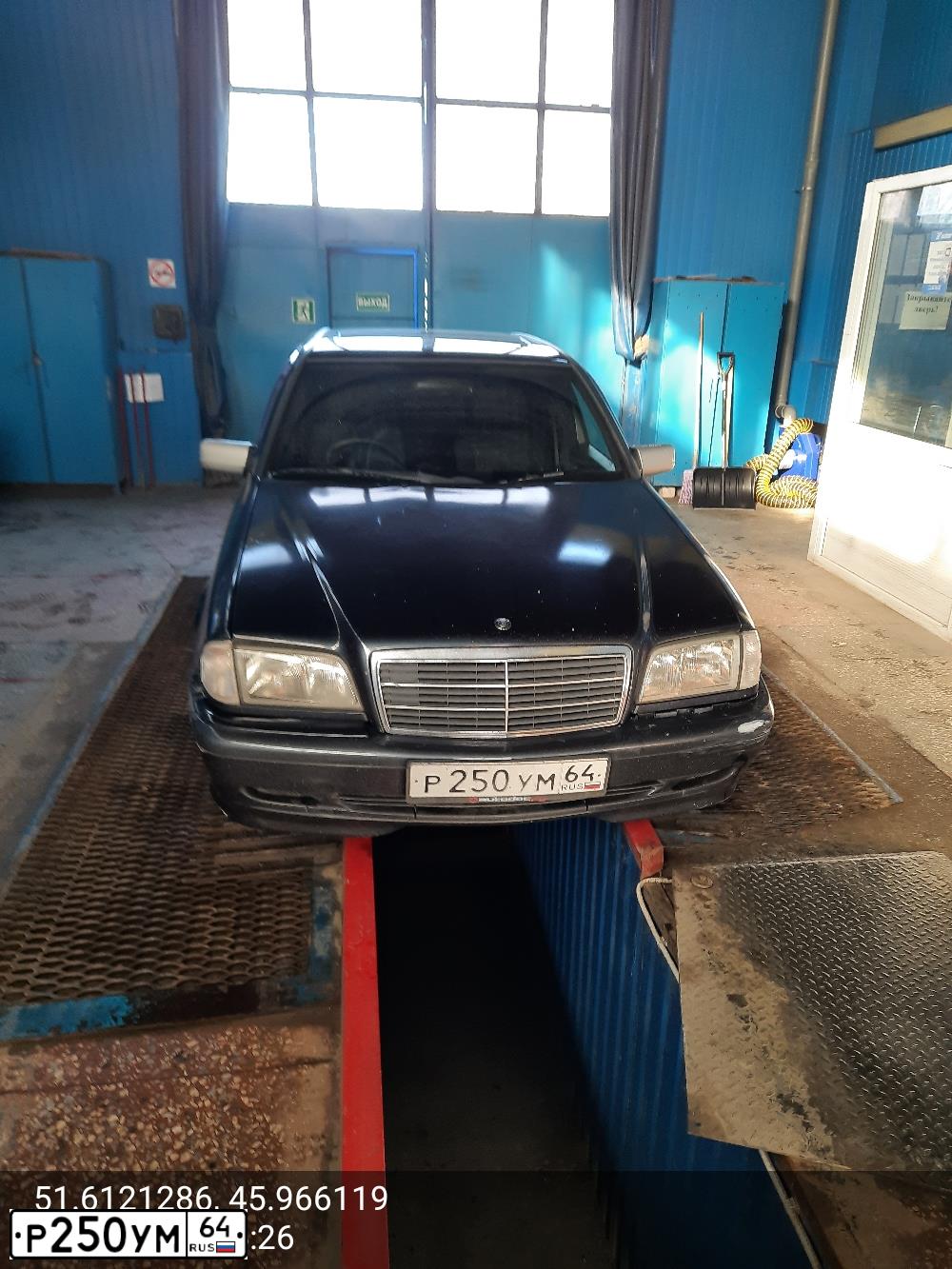 Фото автомобиля MERCEDES C-KLASSE, 1998 — госномер Р250УМ64. Цвет: ТЕМНО СИНИЙ