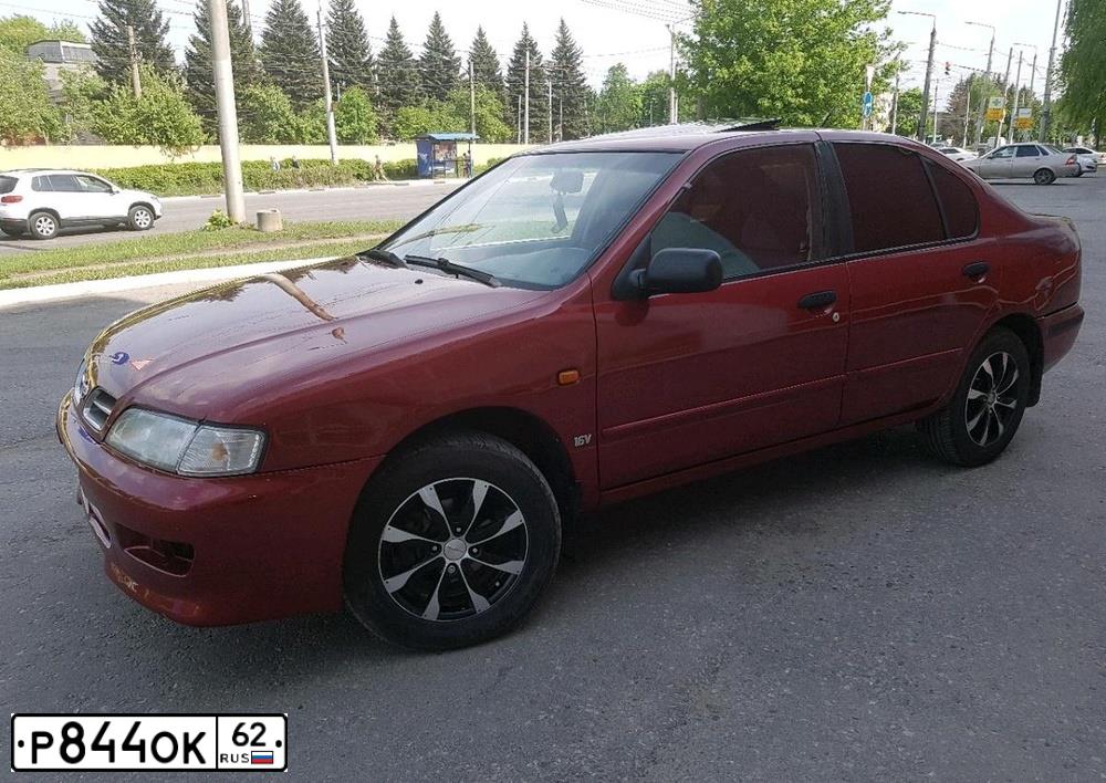 Фото автомобиля NISSAN PRIMERA, 1998 — госномер Р844ОК62. Цвет: КРАСНЫЙ(БОРДОВЫЙ)