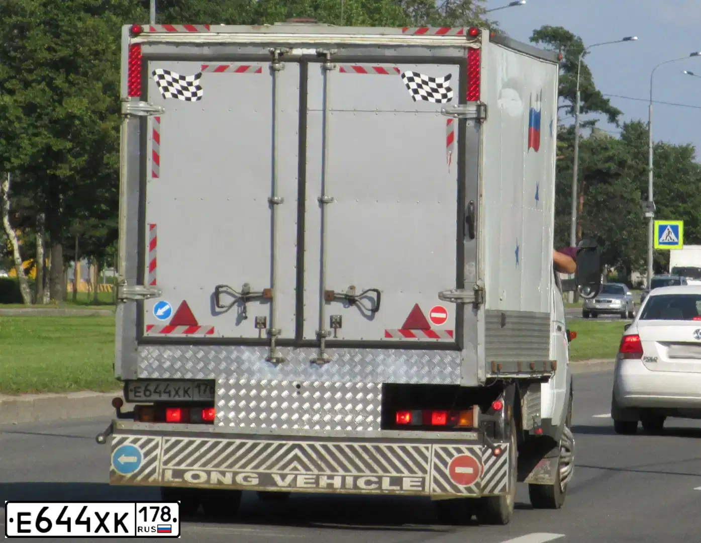 Фото автомобиля GAZ 3302 EL, 2003 — госномер Е644ХК178. Цвет: БЕЛЫЙ