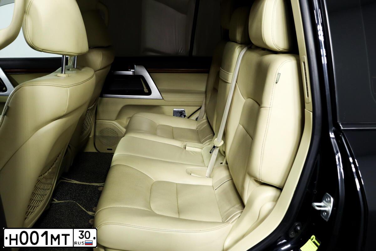 Фото автомобиля TOYOTA LANDCRUISER 200, 2016 — госномер Н001МТ30. Цвет: ЧЕРНЫЙ