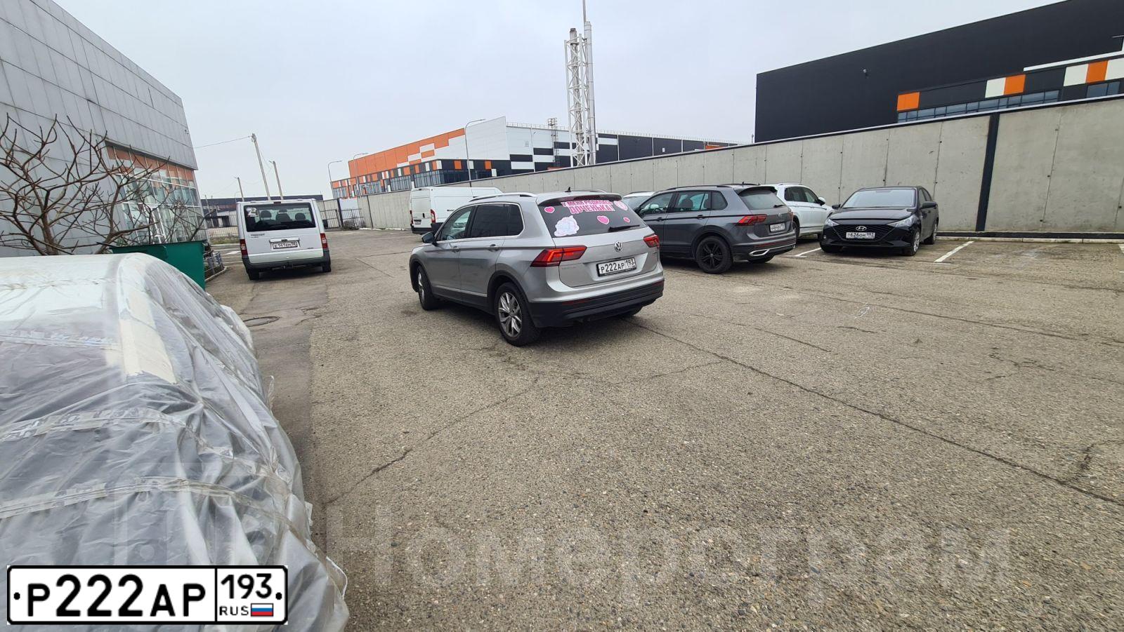 Фото автомобиля VOLKSWAGEN TIGUAN, 2020 — госномер Р222АР193. Цвет: СЕРЫЙ