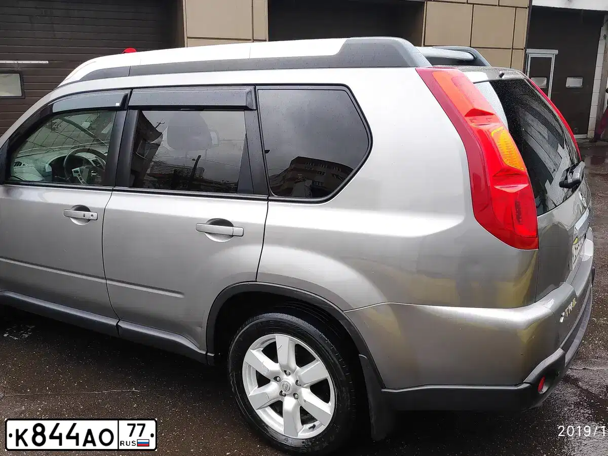 Фото автомобиля NISSAN X-TRAIL, 2008 — госномер Е765АХ761. Цвет: Серый