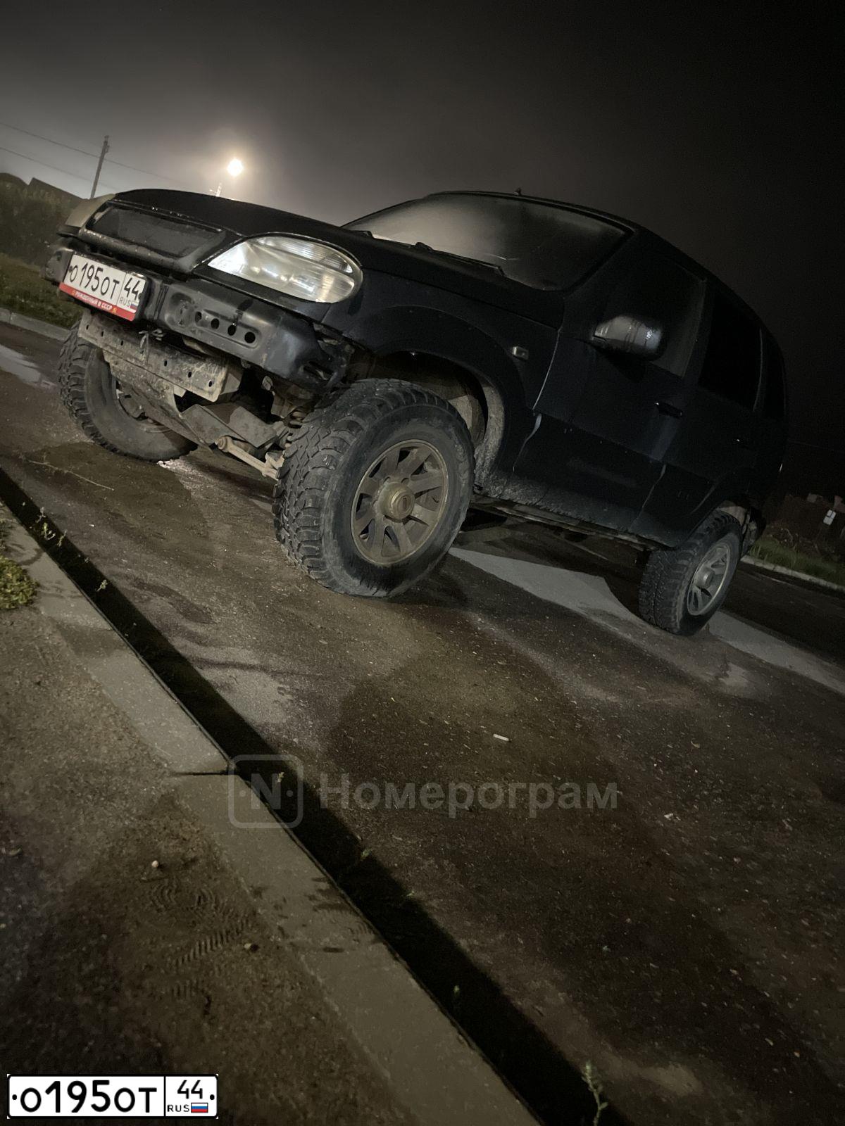 Фото автомобиля CHEVROLET NIVA, 2004 — госномер О195ОТ44. Цвет: ЧЕРНЫЙ