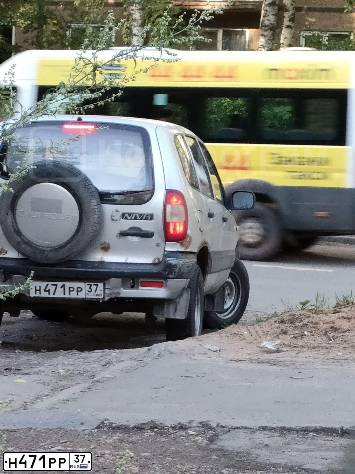 Фото автомобиля CHEVROLET NIVA, 2004 — госномер Н471РР37. Цвет: СВЕТЛО-СЕРЫЙ