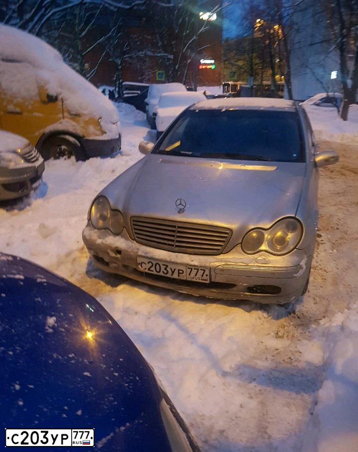 Фото автомобиля MERCEDES C-KLASSE, 2003 — госномер Р645ХС123. Цвет: Серебристый