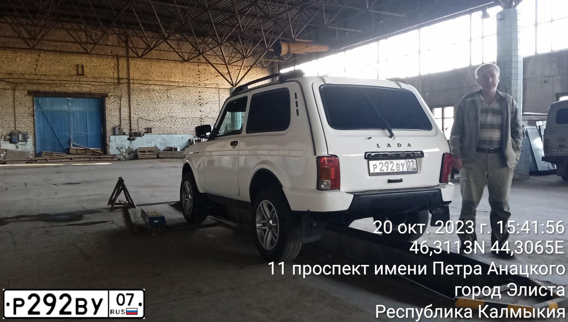Фото автомобиля LADA 2121 NIVA, 2002 — госномер Р292ВУ07. Цвет: ЯРКО-БЕЛЫЙ