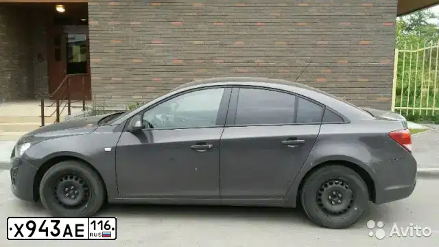 Фото автомобиля CHEVROLET CRUZE, 2013 — госномер М334НО196. Цвет: ТЕМНО-СЕРЫЙ