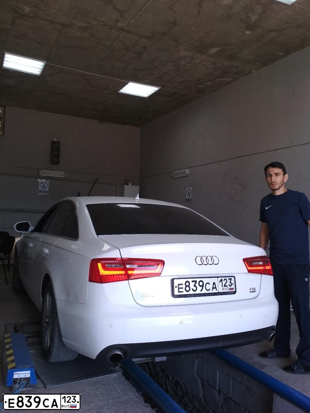 Фото автомобиля AUDI A6, 2011 — госномер Е839СА123. Цвет: Белый