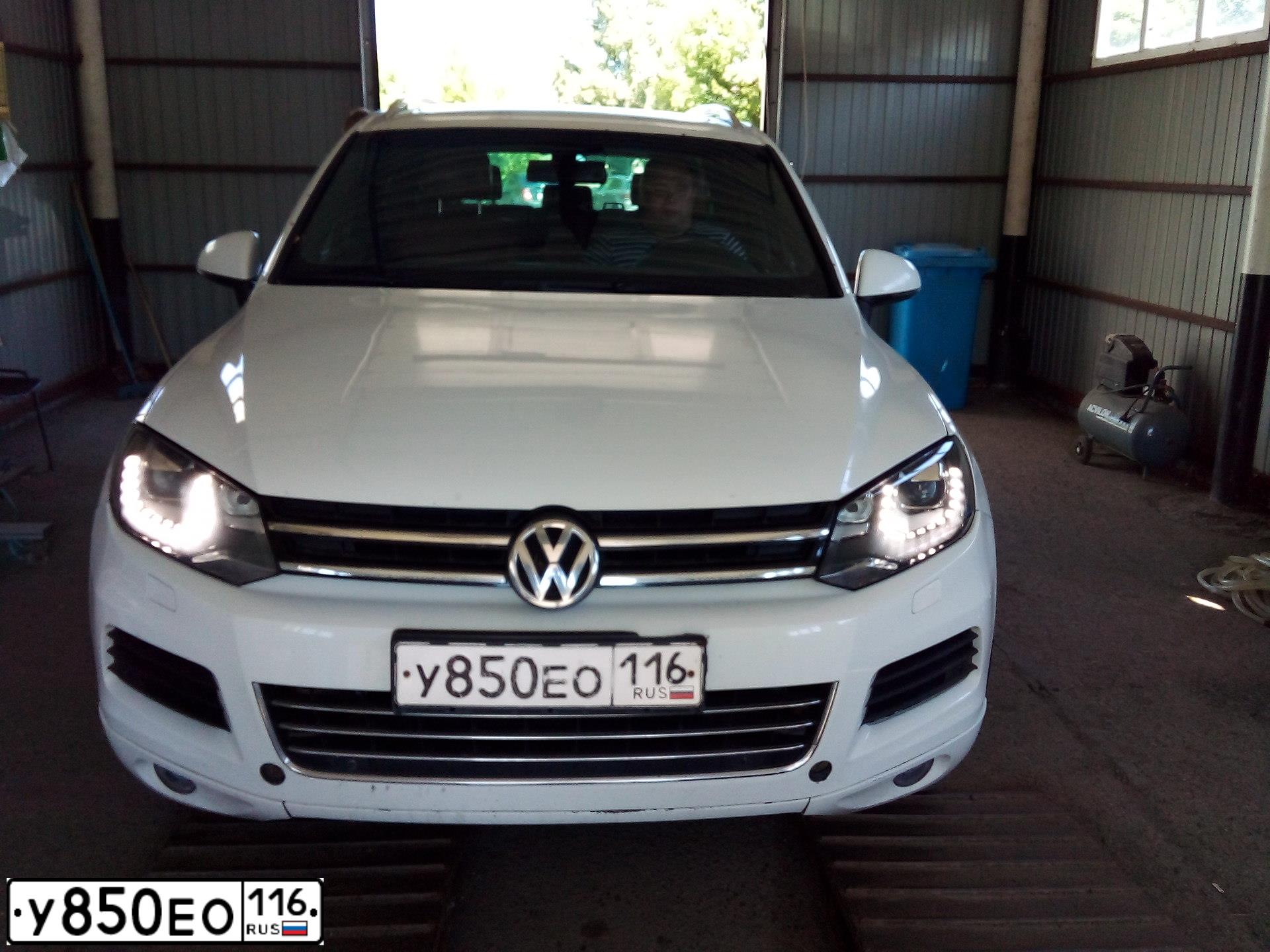 Фото автомобиля VOLKSWAGEN TOUAREG, 2014 — госномер В093ЕН196. Цвет: БЕЛЫЙ