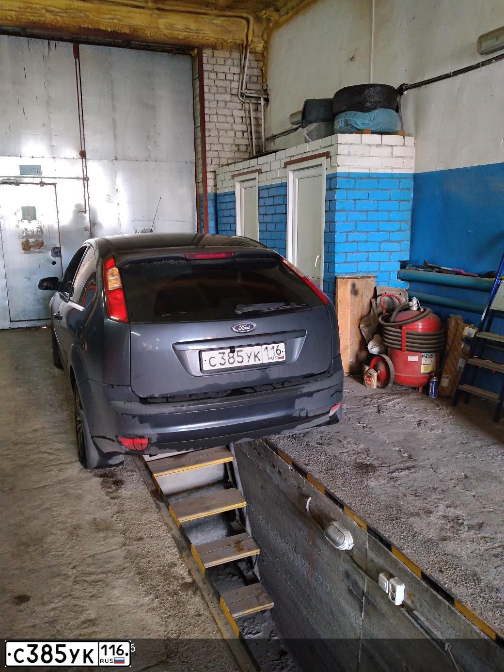 Фото автомобиля FORD FOCUS, 2006 — госномер А006ЕМ116. Цвет: ТЕМНО-СЕРЫЙ